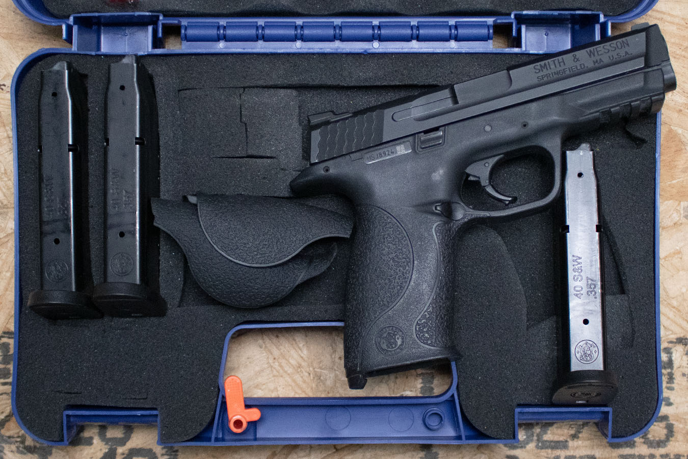SMITH AND WESSON M&P40 40 S&W Police Trade-In Pistol with Extra Mags, Backstraps, Case